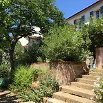Le Manoir De *