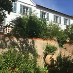 Le Manoir De *