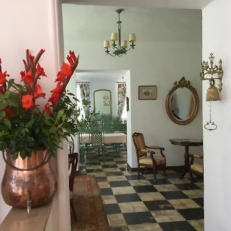 Le Manoir De *