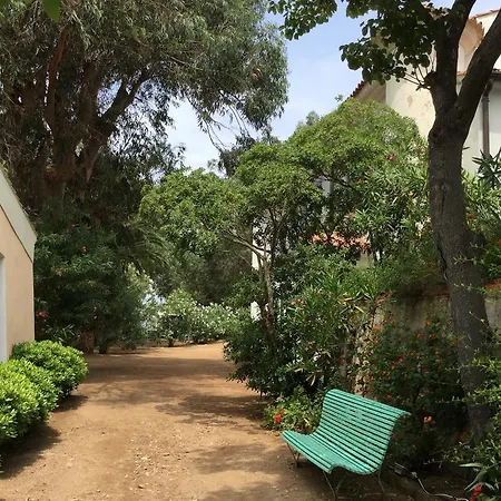 Le Manoir De *