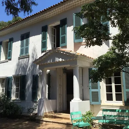 Le Manoir De *