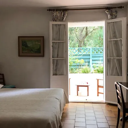 Le Manoir De *