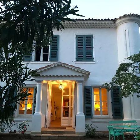 Le Manoir De *