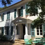Le Manoir De *