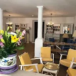Le Manoir De *