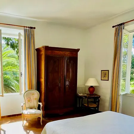 Le Manoir De *