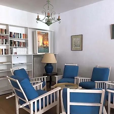 Le Manoir De *