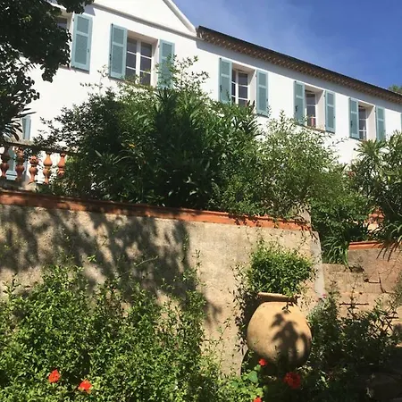 Le Manoir De *